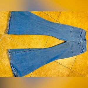 Bell Bottom/flare stretchy jeans. Can fit a waist 28 and under. Inseam 30 inches